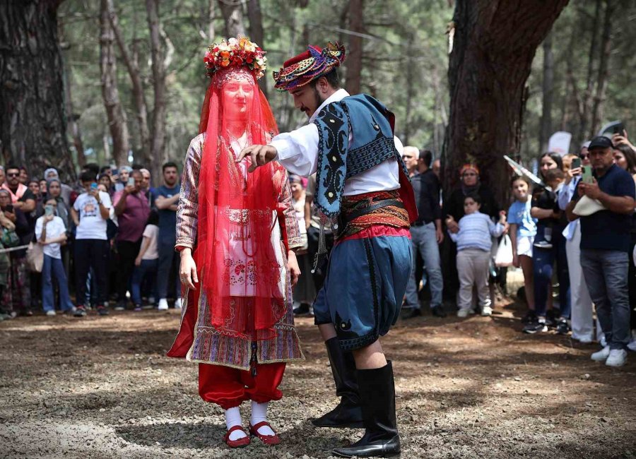 4. Uluslararası Yörük Türkmen Festivali’nde Genç Çifte Yörük Gelenekleriyle Kına Töreni