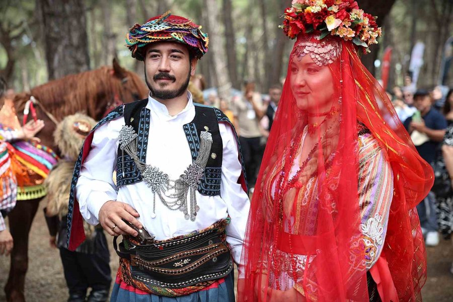4. Uluslararası Yörük Türkmen Festivali’nde Genç Çifte Yörük Gelenekleriyle Kına Töreni