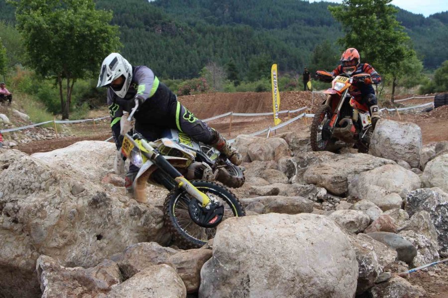 Motokros Yarışında Motosikletle Birinci, Diğer Yarışmada Eşekle Sonuncu Oldu