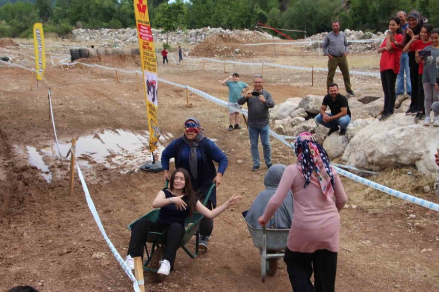 Motokros Yarışında Motosikletle Birinci, Diğer Yarışmada Eşekle Sonuncu Oldu