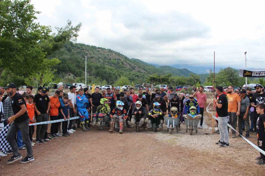 Motokros Yarışında Motosikletle Birinci, Diğer Yarışmada Eşekle Sonuncu Oldu