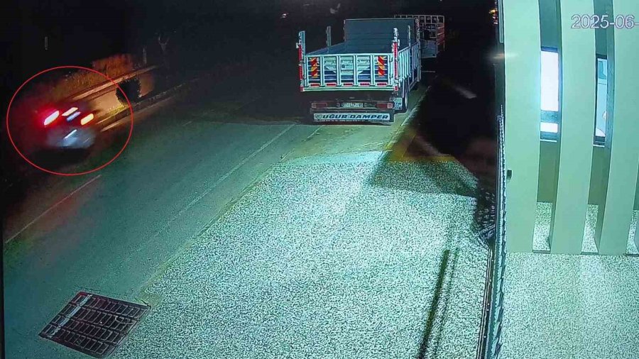 Otomobil Refüjdeki Ağaca Çarptı, Sürücü Yaralandı