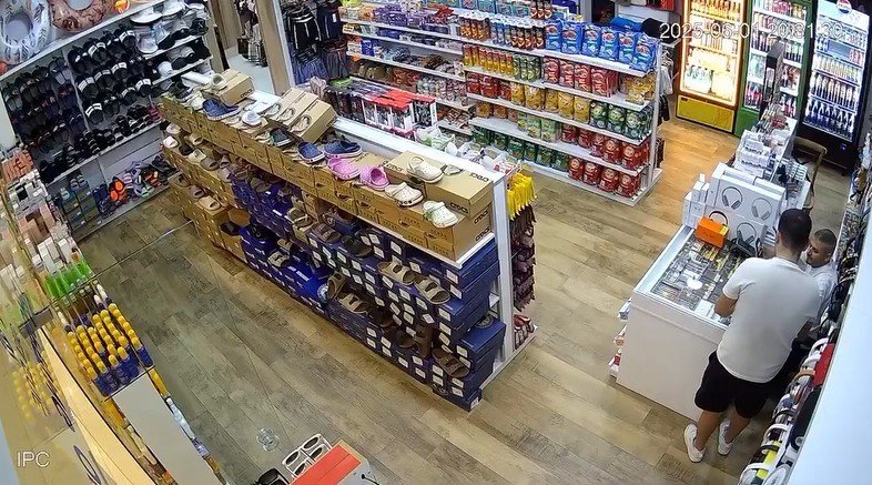 Depremden Kaçarken Elindeki Çayını Bırakmadı