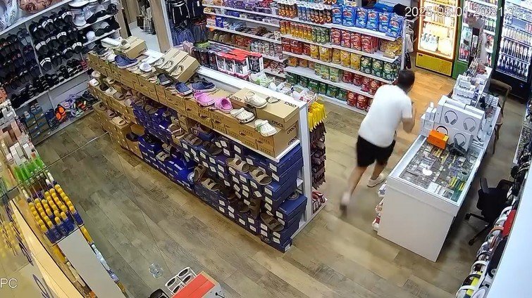 Depremden Kaçarken Elindeki Çayını Bırakmadı