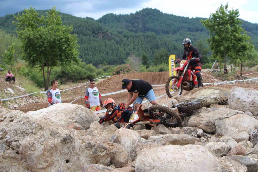 Motokros Yarışında Motosikletle Birinci, Diğer Yarışmada Eşekle Sonuncu Oldu