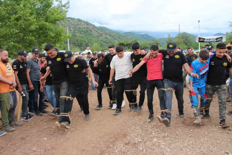 Motokros Yarışında Motosikletle Birinci, Diğer Yarışmada Eşekle Sonuncu Oldu