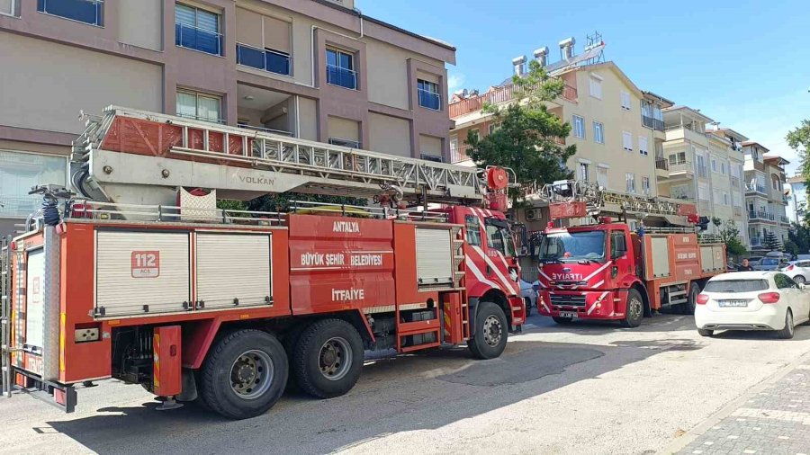 Ocakta Unutulan Düdüklü Tencerenin Dumanları İtfaiyeyi Alarma Geçirdi