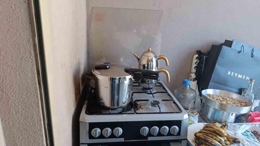 Ocakta Unutulan Düdüklü Tencerenin Dumanları İtfaiyeyi Alarma Geçirdi