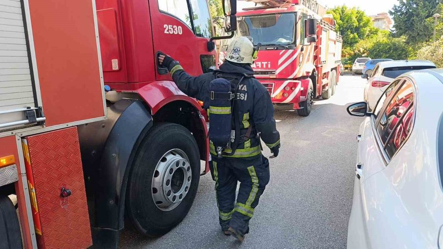 Ocakta Unutulan Düdüklü Tencerenin Dumanları İtfaiyeyi Alarma Geçirdi