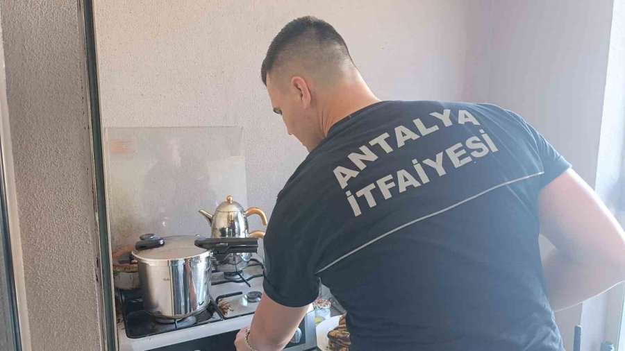 Ocakta Unutulan Düdüklü Tencerenin Dumanları İtfaiyeyi Alarma Geçirdi