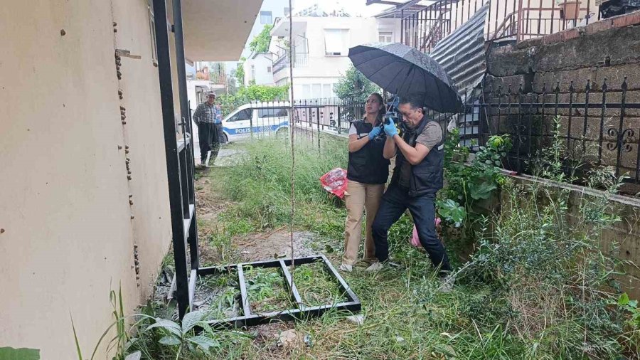 Yük Asansörü Kurulumu Yapan Ustanın İskeleden Düşme Anı Kamerada