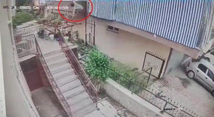 Yük Asansörü Kurulumu Yapan Ustanın İskeleden Düşme Anı Kamerada