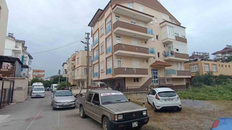 Yük Asansörü Kurulumu Yapan Ustanın İskeleden Düşme Anı Kamerada