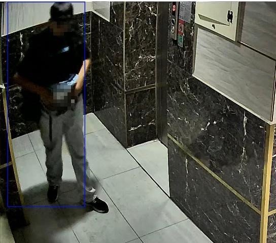 Gençlerin Tepki Çeken Görüntüsü: Biri Kamera Açısını Değiştirdi, Diğeri Koridorda Tuvaletini Yaptı