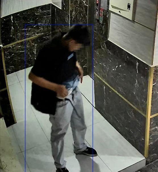 Gençlerin Tepki Çeken Görüntüsü: Biri Kamera Açısını Değiştirdi, Diğeri Koridorda Tuvaletini Yaptı