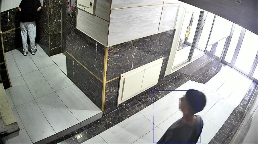 Gençlerin Tepki Çeken Görüntüsü: Biri Kamera Açısını Değiştirdi, Diğeri Koridorda Tuvaletini Yaptı