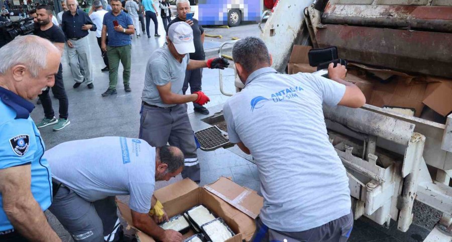 Otobüs Terminali’nde Usulsüz Taşınan 700 Kilogram Peynir Çöp Kamyonu Çağrılarak İmha Edildi