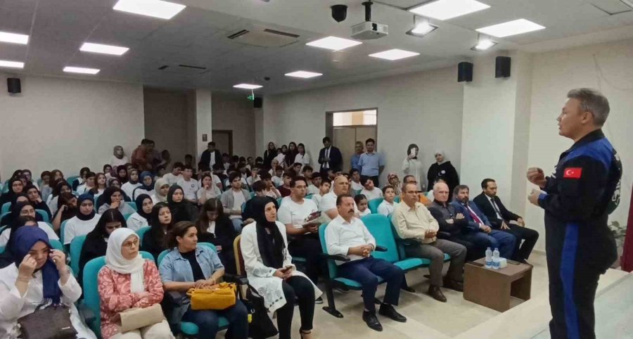 Türkiye’nin İlk Astronotu Alper Gezeravcı, Anamur’da Öğrencilerle Buluştu