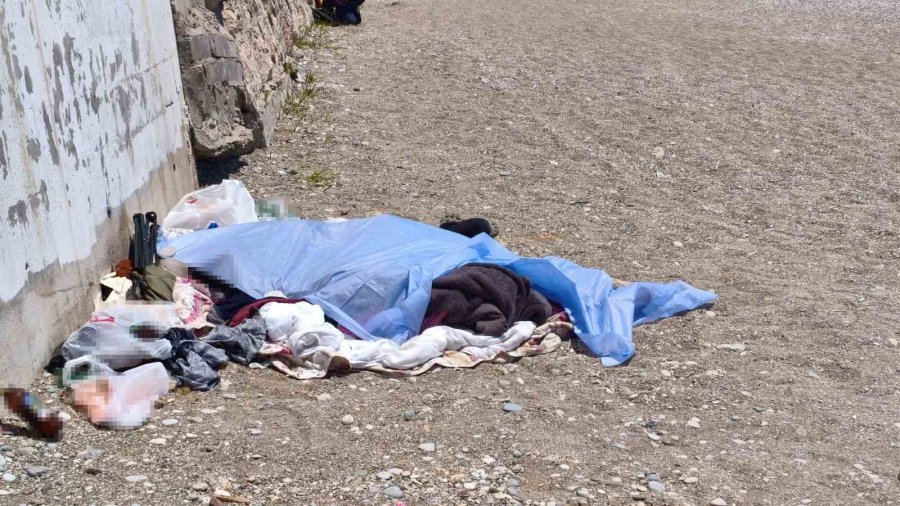 Evsiz Adam Konyaaltı Sahili’nde Ölü Bulundu