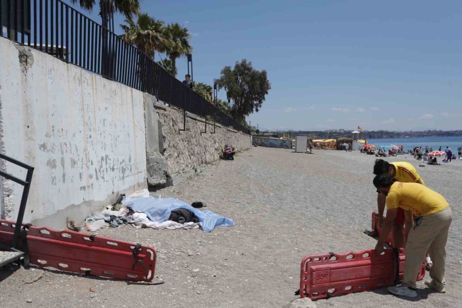 Evsiz Adam Konyaaltı Sahili’nde Ölü Bulundu