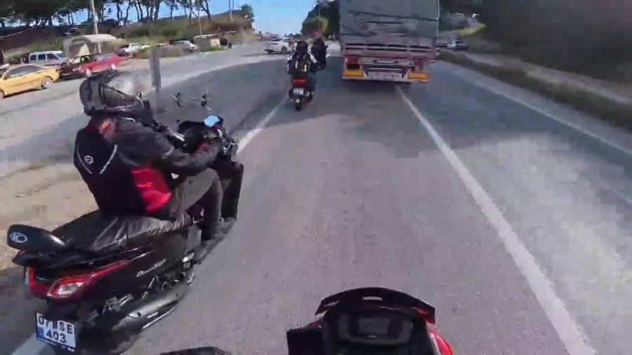 Korna Çalınmasına Sinirlendi, Tırı Motosikletlerin Üzerine Sürdü