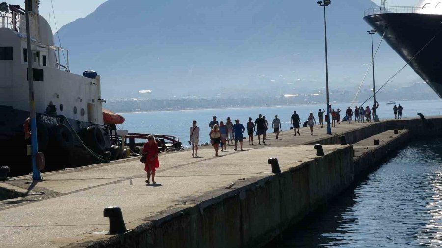 Bahama Bandıralı Kruvaziyer Alanya’ya Demirledi