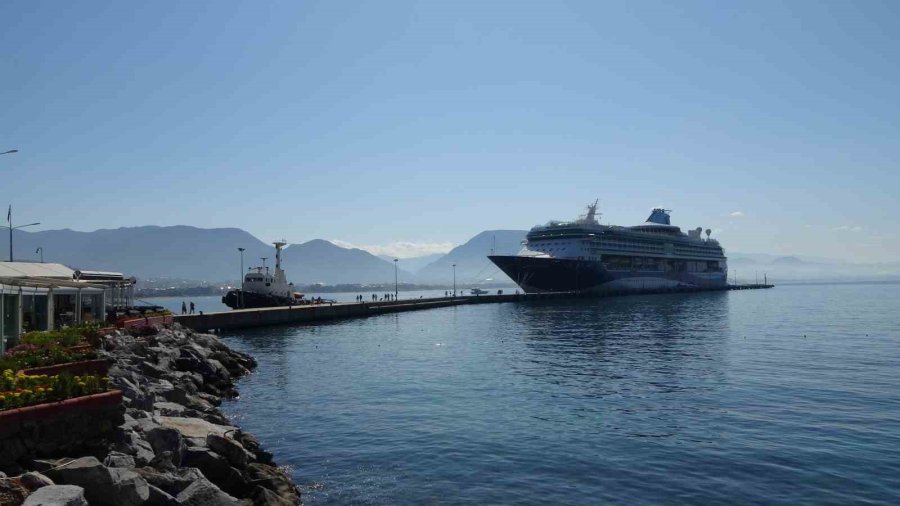 Bahama Bandıralı Kruvaziyer Alanya’ya Demirledi