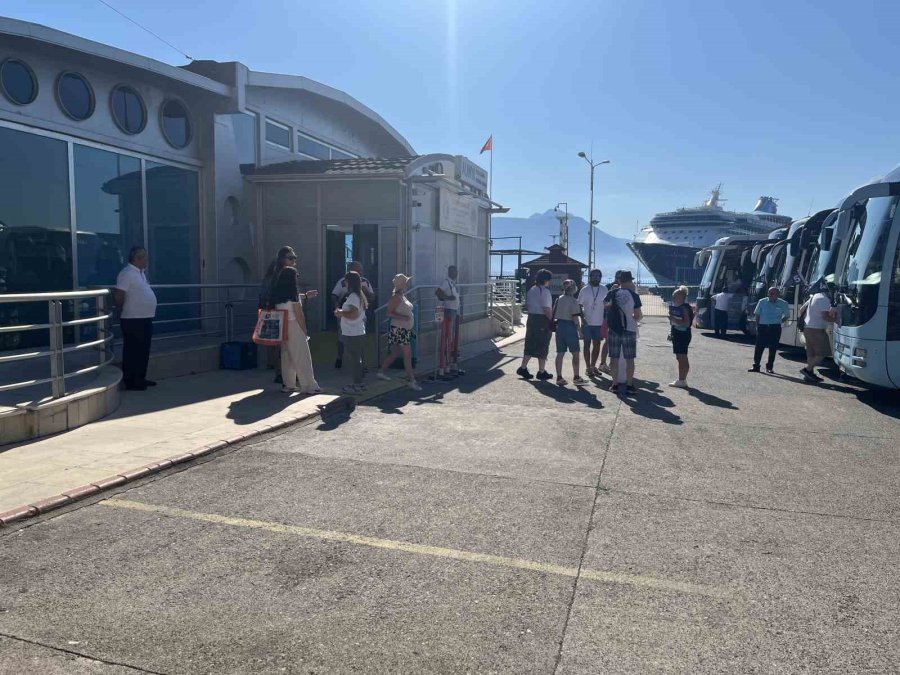 Bahama Bandıralı Kruvaziyer Alanya’ya Demirledi