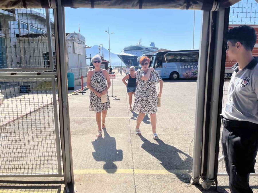 Bahama Bandıralı Kruvaziyer Alanya’ya Demirledi