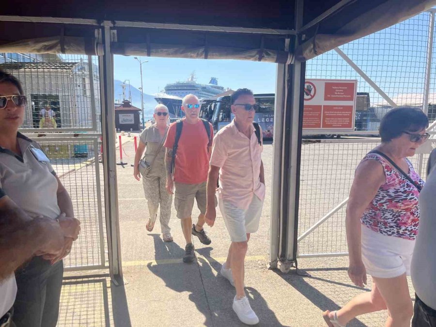 Bahama Bandıralı Kruvaziyer Alanya’ya Demirledi