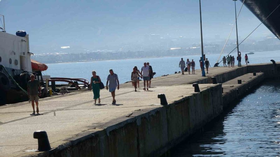 Bahama Bandıralı Kruvaziyer Alanya’ya Demirledi