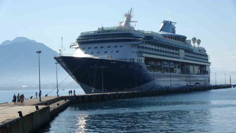 Bahama Bandıralı Kruvaziyer Alanya’ya Demirledi