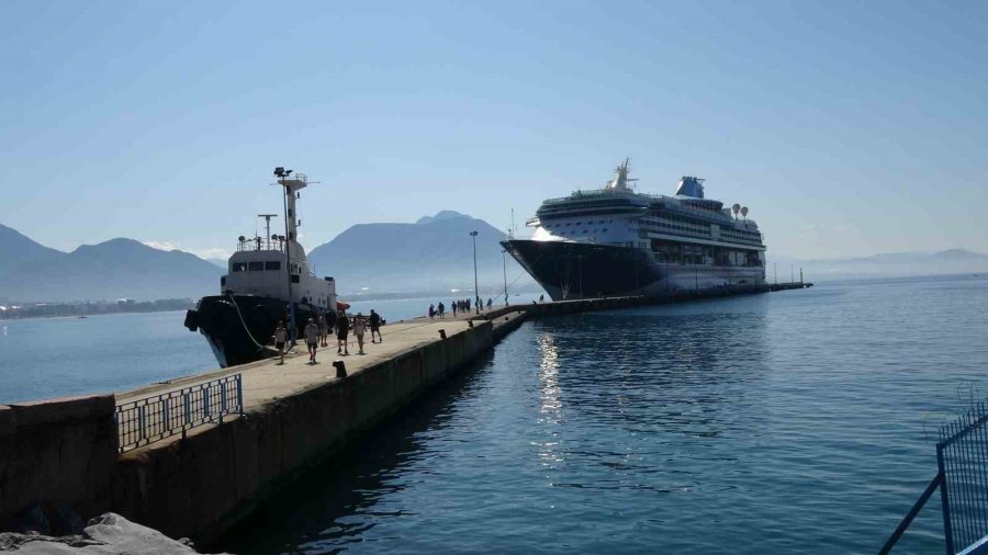 Bahama Bandıralı Kruvaziyer Alanya’ya Demirledi