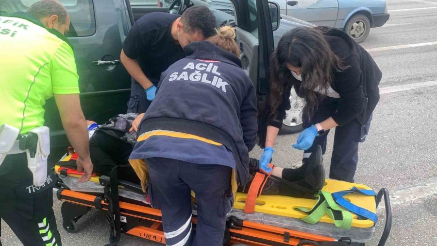 Karaman’da Işıkta Bekleyen Hafif Ticari Araca Otomobil Arkadan Çarptı: 1 Yaralı