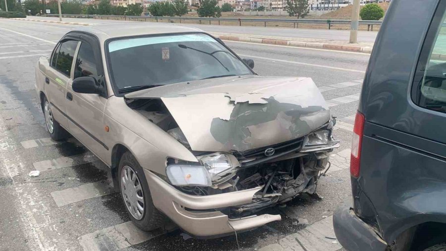 Karaman’da Işıkta Bekleyen Hafif Ticari Araca Otomobil Arkadan Çarptı: 1 Yaralı