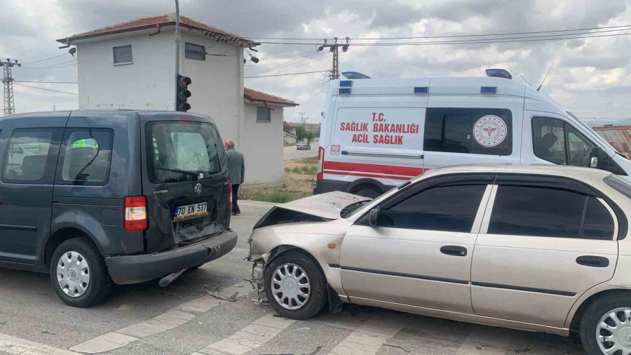Karaman’da Işıkta Bekleyen Hafif Ticari Araca Otomobil Arkadan Çarptı: 1 Yaralı