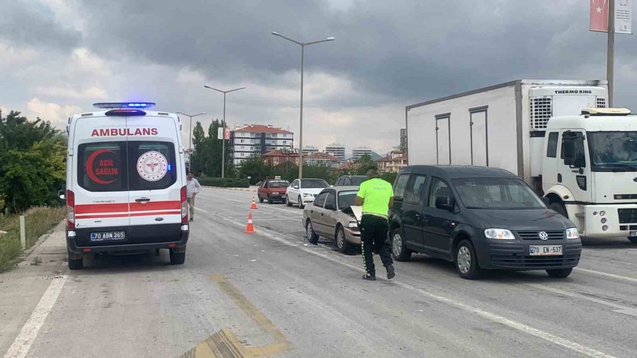 Karaman’da Işıkta Bekleyen Hafif Ticari Araca Otomobil Arkadan Çarptı: 1 Yaralı