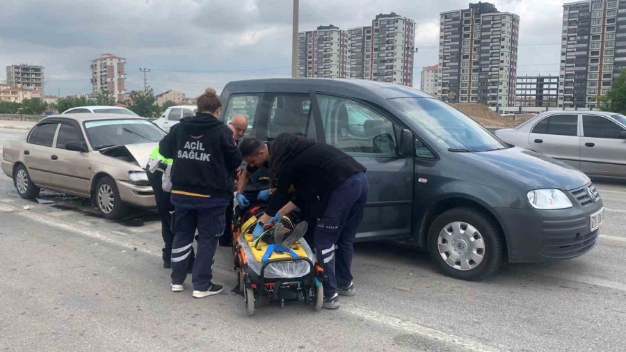 Karaman’da Işıkta Bekleyen Hafif Ticari Araca Otomobil Arkadan Çarptı: 1 Yaralı