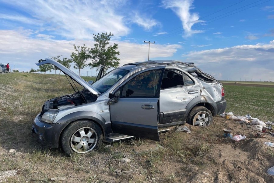 Kontrolden Çıkan Araç Takla Attı: 2 Yaralı