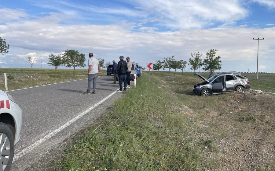 Kontrolden Çıkan Araç Takla Attı: 2 Yaralı
