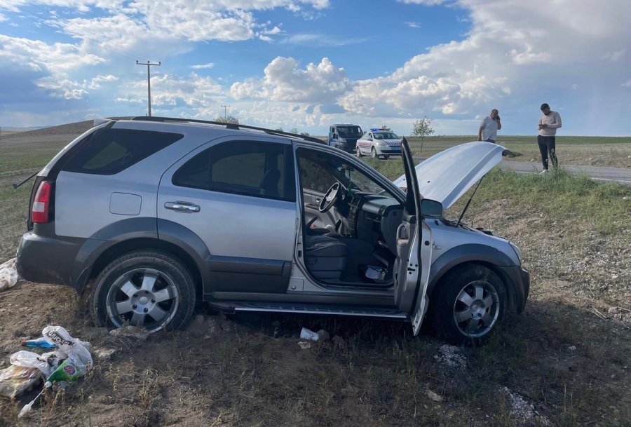 Kontrolden Çıkan Araç Takla Attı: 2 Yaralı