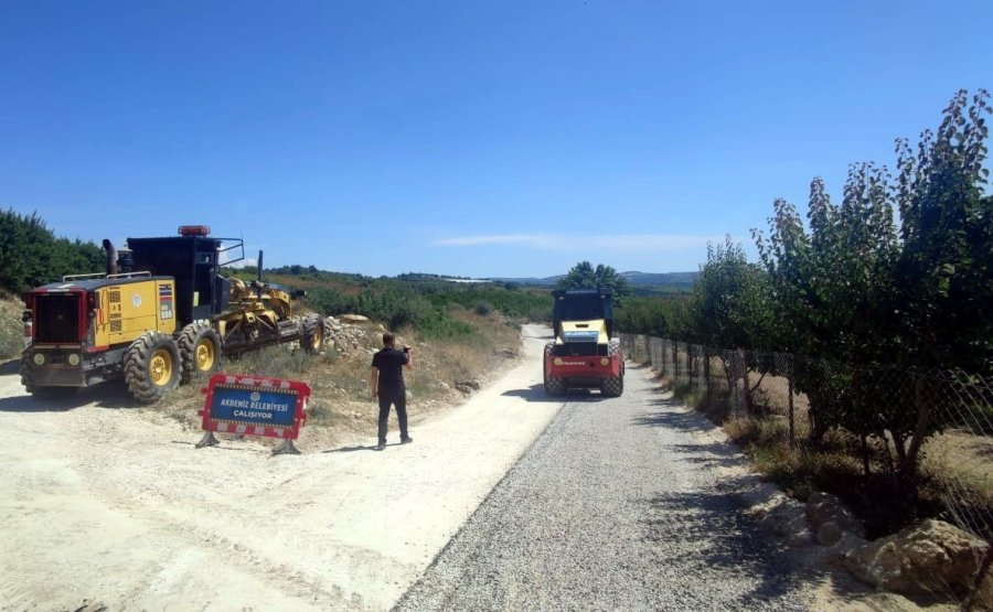 Akdeniz’de Asfalt Çalışmaları Sürüyor