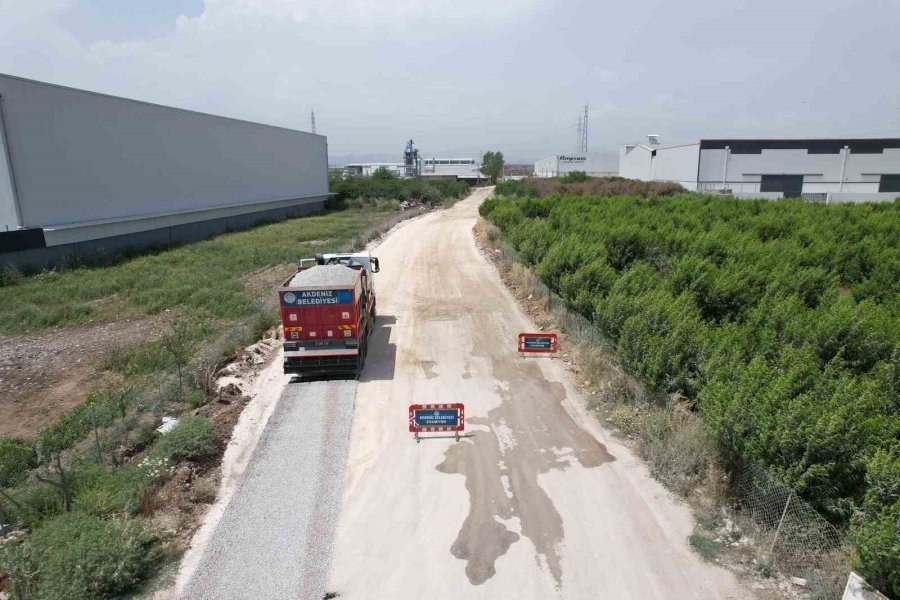 Akdeniz’de Asfalt Çalışmaları Sürüyor