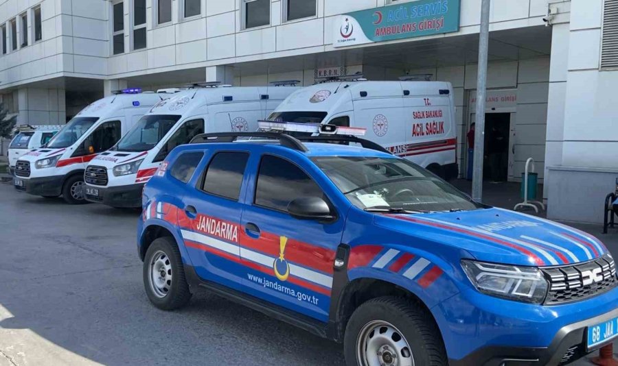 Önce Kafasına Vurdu, Sonra Boğazını Kesip Öldürdü