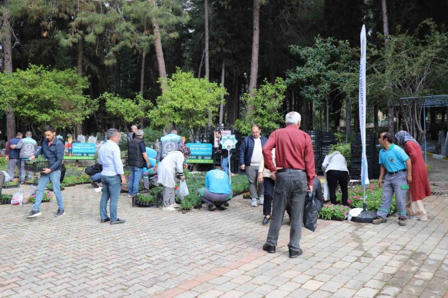 Alanya Belediyesi Arife Günü Mezarlıklarda Çiçek Dağıtacak