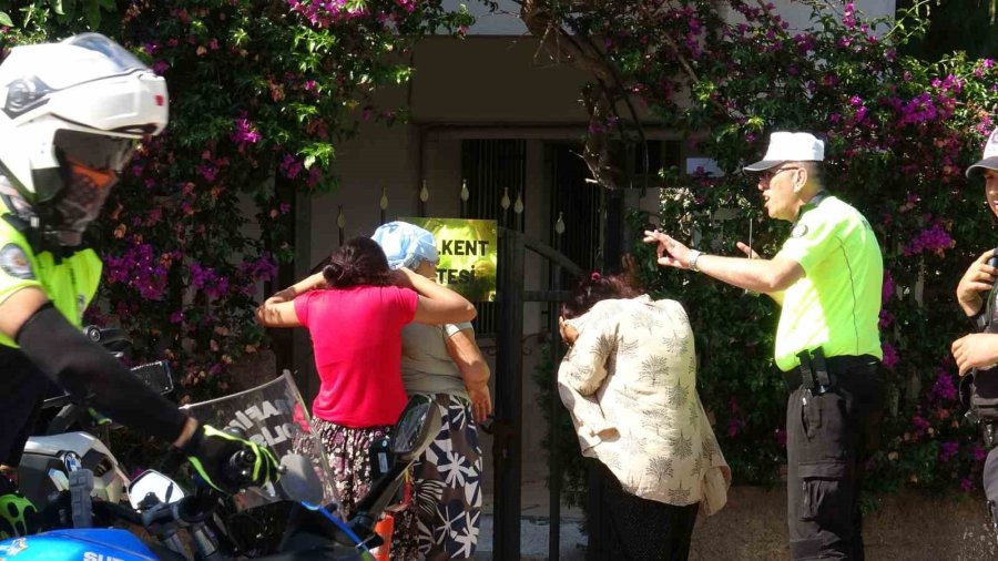 Marketten Dondurma Ve İçecekleri Alıp Kıyafetlerine Gizleyen Kadınlar, Ticari Takside Yakalandı