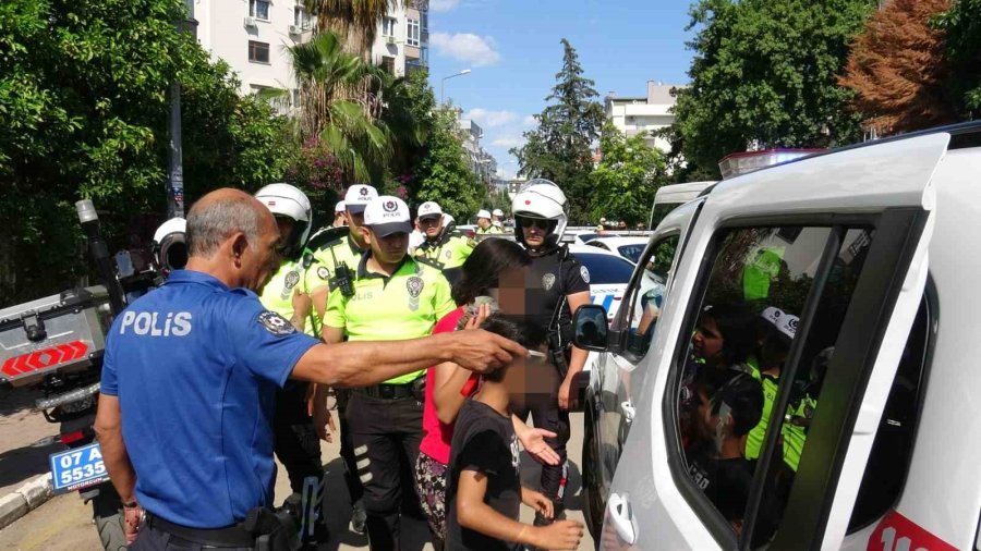 Marketten Dondurma Ve İçecekleri Alıp Kıyafetlerine Gizleyen Kadınlar, Ticari Takside Yakalandı