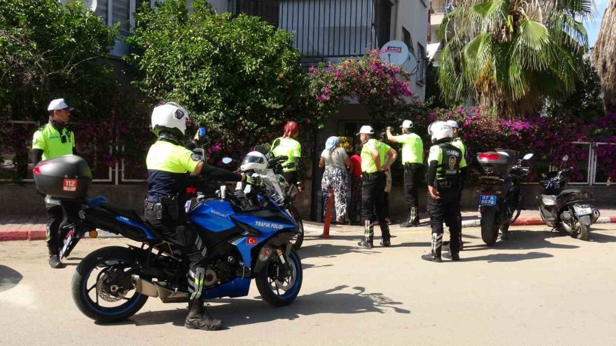 Marketten Dondurma Ve İçecekleri Alıp Kıyafetlerine Gizleyen Kadınlar, Ticari Takside Yakalandı