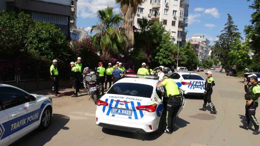 Marketten Dondurma Ve İçecekleri Alıp Kıyafetlerine Gizleyen Kadınlar, Ticari Takside Yakalandı