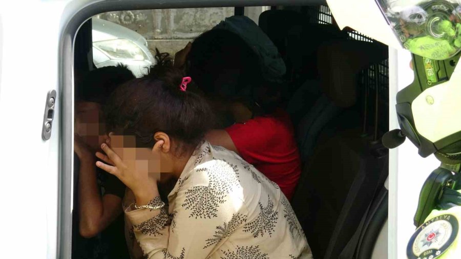 Marketten Dondurma Ve İçecekleri Alıp Kıyafetlerine Gizleyen Kadınlar, Ticari Takside Yakalandı